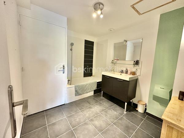 QUIMPER – QUARTIER CAP HORN – VUE DÉGAGÉE SUR L’ODET ET LE CHEMIN DU HALAGE – APPARTEMENT T3 DE 83 M², ANCIEN T4 – RÉNOVÉ – GRANDE PIÈCE DE VIE LUMINEUSE – 2 CHAMBRES – CUISINE INDÉPENDANTE ÉQUIPÉE – GARAGE AVEC ÉLECTRICITÉ – CAVE – STATIONNEMENT PRIVATIF SÉCURISÉ.

**** Vue dégagée sur l’Odet – rénové – garage, cave et stationnement sécurisé. ****

Gino DUPUY vous propose, dans le quartier du Cap Horn à Quimper, cet appartement T3 de 83 m², anciennement configuré en T4, situé au troisième étage d’une résidence sans ascenseur.

Entièrement rénové au fil des années, il offre une grande pièce de vie lumineuse bénéficiant d’une vue dégagée sur l’Odet et les promenades du chemin du halage, deux chambres, un wc indépendant, une salle de bain, une cuisine indépendante aménagée et équipée ainsi que de nombreux rangements.

L’appartement est complété par une cave en sous-sol, un garage individuel disposant de l’électricité et un accès au parking privatif et sécurisé de la résidence, équipé de bornes de recharge pour véhicules électriques.

L’appartement se compose de la manière suivante :

Une entrée avec placards intégrés.
Un grand salon-séjour lumineux offrant une vue dégagée sur l’Odet et le chemin du halage.
Une cuisine indépendante aménagée et équipée : four, micro-ondes intégré, plaque à induction, hotte, lave-vaisselle, réfrigérateur et emplacement pour lave-linge.
Un couloir disposant de placards/dressing coté nuit 
Deux chambres.
Une grande salle de bains avec baignoire et meuble vasque.
Un WC indépendant.

Concernant les annexes et le stationnement :

Un garage individuel avec électricité et porte coulissante.
Une cave privative en sous-sol.
Un parking commun privatif et sécurisé réservé aux résidents.
Des bornes de recharge pour véhicules électriques présentes sur le parking.

Informations complémentaires :

Appartement rénové et traversant.
Ancienne configuration T4, aujourd’hui aménagée en grand T3, (possibilité de re-cloisonnement pour chambre supplémentaire)
Menuiseries PVC double vitrage.
Volets roulants électriques.
Radiateurs électriques à inertie.
Production d’eau chaude par ballon électrique.
Troisième étage sans ascenseur.
Fibre optique
VMC individuelle
Résidence sécurisée.
Garage de plus de 18m² (désencombré virtuellement sur photo)
Cave environ 6m² (désencombré virtuellement sur photo)
Quartier Cap Horn, à proximité immédiate de l’Odet, du chemin du halage, des commerces et des commodités.
Plan croquis en fin d'annonce

Un appartement spacieux, rénové et lumineux, réunissant une belle pièce de vie, de nombreux rangements et des annexes particulièrement recherchées sur Quimper.

- - - Visite uniquement sur rendez-vous - - -

Contact Exclusif BSK : Gino DUPUY

VENTE IMMOBILIÈRE – QUIMPER & ALENTOURS
Échangeons sur votre projet, sans engagement, pour définir la meilleure stratégie de vente.

APPORTEURS D’AFFAIRES
Vous connaissez quelqu’un qui souhaite vendre ou acheter ?
Un simple message suffit pour initier un contact, je m’occupe du reste. Rémunération attractive.

COLLABORATION INTERCABINET
Discutons volontiers d’un partage de mandat ou d’un acheteur en recherche.

Honoraires charge vendeur : aucun frais d’agence supplémentaire pour vous.
Le prix affiché est votre prix final hors frais de notaire.