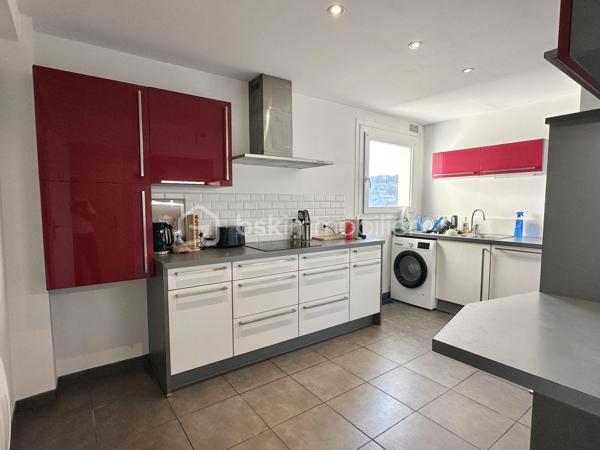 QUIMPER – QUARTIER CAP HORN – VUE DÉGAGÉE SUR L’ODET ET LE CHEMIN DU HALAGE – APPARTEMENT T3 DE 83 M², ANCIEN T4 – RÉNOVÉ – GRANDE PIÈCE DE VIE LUMINEUSE – 2 CHAMBRES – CUISINE INDÉPENDANTE ÉQUIPÉE – GARAGE AVEC ÉLECTRICITÉ – CAVE – STATIONNEMENT PRIVATIF SÉCURISÉ.

**** Vue dégagée sur l’Odet – rénové – garage, cave et stationnement sécurisé. ****

Gino DUPUY vous propose, dans le quartier du Cap Horn à Quimper, cet appartement T3 de 83 m², anciennement configuré en T4, situé au troisième étage d’une résidence sans ascenseur.

Entièrement rénové au fil des années, il offre une grande pièce de vie lumineuse bénéficiant d’une vue dégagée sur l’Odet et les promenades du chemin du halage, deux chambres, un wc indépendant, une salle de bain, une cuisine indépendante aménagée et équipée ainsi que de nombreux rangements.

L’appartement est complété par une cave en sous-sol, un garage individuel disposant de l’électricité et un accès au parking privatif et sécurisé de la résidence, équipé de bornes de recharge pour véhicules électriques.

L’appartement se compose de la manière suivante :

Une entrée avec placards intégrés.
Un grand salon-séjour lumineux offrant une vue dégagée sur l’Odet et le chemin du halage.
Une cuisine indépendante aménagée et équipée : four, micro-ondes intégré, plaque à induction, hotte, lave-vaisselle, réfrigérateur et emplacement pour lave-linge.
Un couloir disposant de placards/dressing coté nuit 
Deux chambres.
Une grande salle de bains avec baignoire et meuble vasque.
Un WC indépendant.

Concernant les annexes et le stationnement :

Un garage individuel avec électricité et porte coulissante.
Une cave privative en sous-sol.
Un parking commun privatif et sécurisé réservé aux résidents.
Des bornes de recharge pour véhicules électriques présentes sur le parking.

Informations complémentaires :

Appartement rénové et traversant.
Ancienne configuration T4, aujourd’hui aménagée en grand T3, (possibilité de re-cloisonnement pour chambre supplémentaire)
Menuiseries PVC double vitrage.
Volets roulants électriques.
Radiateurs électriques à inertie.
Production d’eau chaude par ballon électrique.
Troisième étage sans ascenseur.
Fibre optique
VMC individuelle
Résidence sécurisée.
Garage de plus de 18m² (désencombré virtuellement sur photo)
Cave environ 6m² (désencombré virtuellement sur photo)
Quartier Cap Horn, à proximité immédiate de l’Odet, du chemin du halage, des commerces et des commodités.
Plan croquis en fin d'annonce

Un appartement spacieux, rénové et lumineux, réunissant une belle pièce de vie, de nombreux rangements et des annexes particulièrement recherchées sur Quimper.

- - - Visite uniquement sur rendez-vous - - -

Contact Exclusif BSK : Gino DUPUY

VENTE IMMOBILIÈRE – QUIMPER & ALENTOURS
Échangeons sur votre projet, sans engagement, pour définir la meilleure stratégie de vente.

APPORTEURS D’AFFAIRES
Vous connaissez quelqu’un qui souhaite vendre ou acheter ?
Un simple message suffit pour initier un contact, je m’occupe du reste. Rémunération attractive.

COLLABORATION INTERCABINET
Discutons volontiers d’un partage de mandat ou d’un acheteur en recherche.

Honoraires charge vendeur : aucun frais d’agence supplémentaire pour vous.
Le prix affiché est votre prix final hors frais de notaire.