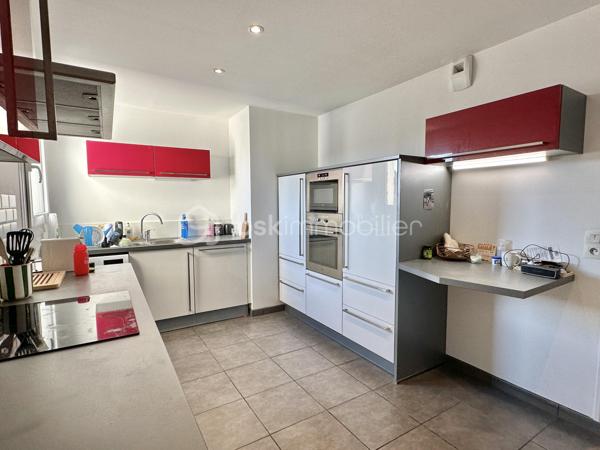 QUIMPER – QUARTIER CAP HORN – VUE DÉGAGÉE SUR L’ODET ET LE CHEMIN DU HALAGE – APPARTEMENT T3 DE 83 M², ANCIEN T4 – RÉNOVÉ – GRANDE PIÈCE DE VIE LUMINEUSE – 2 CHAMBRES – CUISINE INDÉPENDANTE ÉQUIPÉE – GARAGE AVEC ÉLECTRICITÉ – CAVE – STATIONNEMENT PRIVATIF SÉCURISÉ.

**** Vue dégagée sur l’Odet – rénové – garage, cave et stationnement sécurisé. ****

Gino DUPUY vous propose, dans le quartier du Cap Horn à Quimper, cet appartement T3 de 83 m², anciennement configuré en T4, situé au troisième étage d’une résidence sans ascenseur.

Entièrement rénové au fil des années, il offre une grande pièce de vie lumineuse bénéficiant d’une vue dégagée sur l’Odet et les promenades du chemin du halage, deux chambres, un wc indépendant, une salle de bain, une cuisine indépendante aménagée et équipée ainsi que de nombreux rangements.

L’appartement est complété par une cave en sous-sol, un garage individuel disposant de l’électricité et un accès au parking privatif et sécurisé de la résidence, équipé de bornes de recharge pour véhicules électriques.

L’appartement se compose de la manière suivante :

Une entrée avec placards intégrés.
Un grand salon-séjour lumineux offrant une vue dégagée sur l’Odet et le chemin du halage.
Une cuisine indépendante aménagée et équipée : four, micro-ondes intégré, plaque à induction, hotte, lave-vaisselle, réfrigérateur et emplacement pour lave-linge.
Un couloir disposant de placards/dressing coté nuit 
Deux chambres.
Une grande salle de bains avec baignoire et meuble vasque.
Un WC indépendant.

Concernant les annexes et le stationnement :

Un garage individuel avec électricité et porte coulissante.
Une cave privative en sous-sol.
Un parking commun privatif et sécurisé réservé aux résidents.
Des bornes de recharge pour véhicules électriques présentes sur le parking.

Informations complémentaires :

Appartement rénové et traversant.
Ancienne configuration T4, aujourd’hui aménagée en grand T3, (possibilité de re-cloisonnement pour chambre supplémentaire)
Menuiseries PVC double vitrage.
Volets roulants électriques.
Radiateurs électriques à inertie.
Production d’eau chaude par ballon électrique.
Troisième étage sans ascenseur.
Fibre optique
VMC individuelle
Résidence sécurisée.
Garage de plus de 18m² (désencombré virtuellement sur photo)
Cave environ 6m² (désencombré virtuellement sur photo)
Quartier Cap Horn, à proximité immédiate de l’Odet, du chemin du halage, des commerces et des commodités.
Plan croquis en fin d'annonce

Un appartement spacieux, rénové et lumineux, réunissant une belle pièce de vie, de nombreux rangements et des annexes particulièrement recherchées sur Quimper.

- - - Visite uniquement sur rendez-vous - - -

Contact Exclusif BSK : Gino DUPUY

VENTE IMMOBILIÈRE – QUIMPER & ALENTOURS
Échangeons sur votre projet, sans engagement, pour définir la meilleure stratégie de vente.

APPORTEURS D’AFFAIRES
Vous connaissez quelqu’un qui souhaite vendre ou acheter ?
Un simple message suffit pour initier un contact, je m’occupe du reste. Rémunération attractive.

COLLABORATION INTERCABINET
Discutons volontiers d’un partage de mandat ou d’un acheteur en recherche.

Honoraires charge vendeur : aucun frais d’agence supplémentaire pour vous.
Le prix affiché est votre prix final hors frais de notaire.
