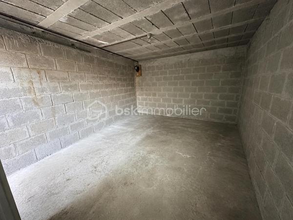 QUIMPER – QUARTIER CAP HORN – VUE DÉGAGÉE SUR L’ODET ET LE CHEMIN DU HALAGE – APPARTEMENT T3 DE 83 M², ANCIEN T4 – RÉNOVÉ – GRANDE PIÈCE DE VIE LUMINEUSE – 2 CHAMBRES – CUISINE INDÉPENDANTE ÉQUIPÉE – GARAGE AVEC ÉLECTRICITÉ – CAVE – STATIONNEMENT PRIVATIF SÉCURISÉ.

**** Vue dégagée sur l’Odet – rénové – garage, cave et stationnement sécurisé. ****

Gino DUPUY vous propose, dans le quartier du Cap Horn à Quimper, cet appartement T3 de 83 m², anciennement configuré en T4, situé au troisième étage d’une résidence sans ascenseur.

Entièrement rénové au fil des années, il offre une grande pièce de vie lumineuse bénéficiant d’une vue dégagée sur l’Odet et les promenades du chemin du halage, deux chambres, un wc indépendant, une salle de bain, une cuisine indépendante aménagée et équipée ainsi que de nombreux rangements.

L’appartement est complété par une cave en sous-sol, un garage individuel disposant de l’électricité et un accès au parking privatif et sécurisé de la résidence, équipé de bornes de recharge pour véhicules électriques.

L’appartement se compose de la manière suivante :

Une entrée avec placards intégrés.
Un grand salon-séjour lumineux offrant une vue dégagée sur l’Odet et le chemin du halage.
Une cuisine indépendante aménagée et équipée : four, micro-ondes intégré, plaque à induction, hotte, lave-vaisselle, réfrigérateur et emplacement pour lave-linge.
Un couloir disposant de placards/dressing coté nuit 
Deux chambres.
Une grande salle de bains avec baignoire et meuble vasque.
Un WC indépendant.

Concernant les annexes et le stationnement :

Un garage individuel avec électricité et porte coulissante.
Une cave privative en sous-sol.
Un parking commun privatif et sécurisé réservé aux résidents.
Des bornes de recharge pour véhicules électriques présentes sur le parking.

Informations complémentaires :

Appartement rénové et traversant.
Ancienne configuration T4, aujourd’hui aménagée en grand T3, (possibilité de re-cloisonnement pour chambre supplémentaire)
Menuiseries PVC double vitrage.
Volets roulants électriques.
Radiateurs électriques à inertie.
Production d’eau chaude par ballon électrique.
Troisième étage sans ascenseur.
Fibre optique
VMC individuelle
Résidence sécurisée.
Garage de plus de 18m² (désencombré virtuellement sur photo)
Cave environ 6m² (désencombré virtuellement sur photo)
Quartier Cap Horn, à proximité immédiate de l’Odet, du chemin du halage, des commerces et des commodités.
Plan croquis en fin d'annonce

Un appartement spacieux, rénové et lumineux, réunissant une belle pièce de vie, de nombreux rangements et des annexes particulièrement recherchées sur Quimper.

- - - Visite uniquement sur rendez-vous - - -

Contact Exclusif BSK : Gino DUPUY

VENTE IMMOBILIÈRE – QUIMPER & ALENTOURS
Échangeons sur votre projet, sans engagement, pour définir la meilleure stratégie de vente.

APPORTEURS D’AFFAIRES
Vous connaissez quelqu’un qui souhaite vendre ou acheter ?
Un simple message suffit pour initier un contact, je m’occupe du reste. Rémunération attractive.

COLLABORATION INTERCABINET
Discutons volontiers d’un partage de mandat ou d’un acheteur en recherche.

Honoraires charge vendeur : aucun frais d’agence supplémentaire pour vous.
Le prix affiché est votre prix final hors frais de notaire.