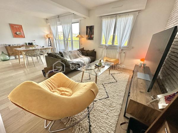 QUIMPER – QUARTIER CAP HORN – VUE DÉGAGÉE SUR L’ODET ET LE CHEMIN DU HALAGE – APPARTEMENT T3 DE 83 M², ANCIEN T4 – RÉNOVÉ – GRANDE PIÈCE DE VIE LUMINEUSE – 2 CHAMBRES – CUISINE INDÉPENDANTE ÉQUIPÉE – GARAGE AVEC ÉLECTRICITÉ – CAVE – STATIONNEMENT PRIVATIF SÉCURISÉ.

**** Vue dégagée sur l’Odet – rénové – garage, cave et stationnement sécurisé. ****

Gino DUPUY vous propose, dans le quartier du Cap Horn à Quimper, cet appartement T3 de 83 m², anciennement configuré en T4, situé au troisième étage d’une résidence sans ascenseur.

Entièrement rénové au fil des années, il offre une grande pièce de vie lumineuse bénéficiant d’une vue dégagée sur l’Odet et les promenades du chemin du halage, deux chambres, un wc indépendant, une salle de bain, une cuisine indépendante aménagée et équipée ainsi que de nombreux rangements.

L’appartement est complété par une cave en sous-sol, un garage individuel disposant de l’électricité et un accès au parking privatif et sécurisé de la résidence, équipé de bornes de recharge pour véhicules électriques.

L’appartement se compose de la manière suivante :

Une entrée avec placards intégrés.
Un grand salon-séjour lumineux offrant une vue dégagée sur l’Odet et le chemin du halage.
Une cuisine indépendante aménagée et équipée : four, micro-ondes intégré, plaque à induction, hotte, lave-vaisselle, réfrigérateur et emplacement pour lave-linge.
Un couloir disposant de placards/dressing coté nuit 
Deux chambres.
Une grande salle de bains avec baignoire et meuble vasque.
Un WC indépendant.

Concernant les annexes et le stationnement :

Un garage individuel avec électricité et porte coulissante.
Une cave privative en sous-sol.
Un parking commun privatif et sécurisé réservé aux résidents.
Des bornes de recharge pour véhicules électriques présentes sur le parking.

Informations complémentaires :

Appartement rénové et traversant.
Ancienne configuration T4, aujourd’hui aménagée en grand T3, (possibilité de re-cloisonnement pour chambre supplémentaire)
Menuiseries PVC double vitrage.
Volets roulants électriques.
Radiateurs électriques à inertie.
Production d’eau chaude par ballon électrique.
Troisième étage sans ascenseur.
Fibre optique
VMC individuelle
Résidence sécurisée.
Garage de plus de 18m² (désencombré virtuellement sur photo)
Cave environ 6m² (désencombré virtuellement sur photo)
Quartier Cap Horn, à proximité immédiate de l’Odet, du chemin du halage, des commerces et des commodités.
Plan croquis en fin d'annonce

Un appartement spacieux, rénové et lumineux, réunissant une belle pièce de vie, de nombreux rangements et des annexes particulièrement recherchées sur Quimper.

- - - Visite uniquement sur rendez-vous - - -

Contact Exclusif BSK : Gino DUPUY

VENTE IMMOBILIÈRE – QUIMPER & ALENTOURS
Échangeons sur votre projet, sans engagement, pour définir la meilleure stratégie de vente.

APPORTEURS D’AFFAIRES
Vous connaissez quelqu’un qui souhaite vendre ou acheter ?
Un simple message suffit pour initier un contact, je m’occupe du reste. Rémunération attractive.

COLLABORATION INTERCABINET
Discutons volontiers d’un partage de mandat ou d’un acheteur en recherche.

Honoraires charge vendeur : aucun frais d’agence supplémentaire pour vous.
Le prix affiché est votre prix final hors frais de notaire.