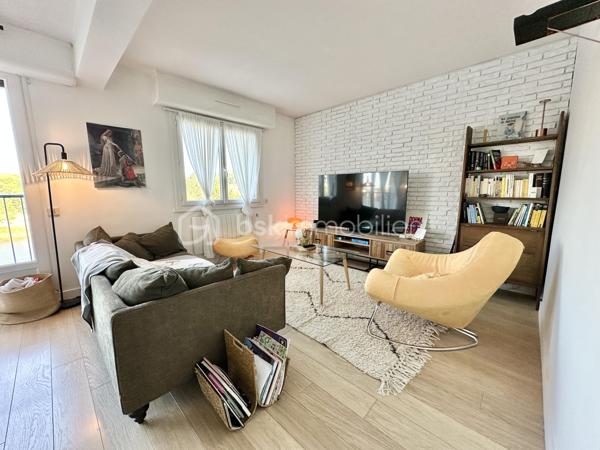 QUIMPER – QUARTIER CAP HORN – VUE DÉGAGÉE SUR L’ODET ET LE CHEMIN DU HALAGE – APPARTEMENT T3 DE 83 M², ANCIEN T4 – RÉNOVÉ – GRANDE PIÈCE DE VIE LUMINEUSE – 2 CHAMBRES – CUISINE INDÉPENDANTE ÉQUIPÉE – GARAGE AVEC ÉLECTRICITÉ – CAVE – STATIONNEMENT PRIVATIF SÉCURISÉ.

**** Vue dégagée sur l’Odet – rénové – garage, cave et stationnement sécurisé. ****

Gino DUPUY vous propose, dans le quartier du Cap Horn à Quimper, cet appartement T3 de 83 m², anciennement configuré en T4, situé au troisième étage d’une résidence sans ascenseur.

Entièrement rénové au fil des années, il offre une grande pièce de vie lumineuse bénéficiant d’une vue dégagée sur l’Odet et les promenades du chemin du halage, deux chambres, un wc indépendant, une salle de bain, une cuisine indépendante aménagée et équipée ainsi que de nombreux rangements.

L’appartement est complété par une cave en sous-sol, un garage individuel disposant de l’électricité et un accès au parking privatif et sécurisé de la résidence, équipé de bornes de recharge pour véhicules électriques.

L’appartement se compose de la manière suivante :

Une entrée avec placards intégrés.
Un grand salon-séjour lumineux offrant une vue dégagée sur l’Odet et le chemin du halage.
Une cuisine indépendante aménagée et équipée : four, micro-ondes intégré, plaque à induction, hotte, lave-vaisselle, réfrigérateur et emplacement pour lave-linge.
Un couloir disposant de placards/dressing coté nuit 
Deux chambres.
Une grande salle de bains avec baignoire et meuble vasque.
Un WC indépendant.

Concernant les annexes et le stationnement :

Un garage individuel avec électricité et porte coulissante.
Une cave privative en sous-sol.
Un parking commun privatif et sécurisé réservé aux résidents.
Des bornes de recharge pour véhicules électriques présentes sur le parking.

Informations complémentaires :

Appartement rénové et traversant.
Ancienne configuration T4, aujourd’hui aménagée en grand T3, (possibilité de re-cloisonnement pour chambre supplémentaire)
Menuiseries PVC double vitrage.
Volets roulants électriques.
Radiateurs électriques à inertie.
Production d’eau chaude par ballon électrique.
Troisième étage sans ascenseur.
Fibre optique
VMC individuelle
Résidence sécurisée.
Garage de plus de 18m² (désencombré virtuellement sur photo)
Cave environ 6m² (désencombré virtuellement sur photo)
Quartier Cap Horn, à proximité immédiate de l’Odet, du chemin du halage, des commerces et des commodités.
Plan croquis en fin d'annonce

Un appartement spacieux, rénové et lumineux, réunissant une belle pièce de vie, de nombreux rangements et des annexes particulièrement recherchées sur Quimper.

- - - Visite uniquement sur rendez-vous - - -

Contact Exclusif BSK : Gino DUPUY

VENTE IMMOBILIÈRE – QUIMPER & ALENTOURS
Échangeons sur votre projet, sans engagement, pour définir la meilleure stratégie de vente.

APPORTEURS D’AFFAIRES
Vous connaissez quelqu’un qui souhaite vendre ou acheter ?
Un simple message suffit pour initier un contact, je m’occupe du reste. Rémunération attractive.

COLLABORATION INTERCABINET
Discutons volontiers d’un partage de mandat ou d’un acheteur en recherche.

Honoraires charge vendeur : aucun frais d’agence supplémentaire pour vous.
Le prix affiché est votre prix final hors frais de notaire.