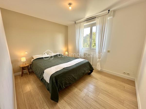 QUIMPER – QUARTIER CAP HORN – VUE DÉGAGÉE SUR L’ODET ET LE CHEMIN DU HALAGE – APPARTEMENT T3 DE 83 M², ANCIEN T4 – RÉNOVÉ – GRANDE PIÈCE DE VIE LUMINEUSE – 2 CHAMBRES – CUISINE INDÉPENDANTE ÉQUIPÉE – GARAGE AVEC ÉLECTRICITÉ – CAVE – STATIONNEMENT PRIVATIF SÉCURISÉ.

**** Vue dégagée sur l’Odet – rénové – garage, cave et stationnement sécurisé. ****

Gino DUPUY vous propose, dans le quartier du Cap Horn à Quimper, cet appartement T3 de 83 m², anciennement configuré en T4, situé au troisième étage d’une résidence sans ascenseur.

Entièrement rénové au fil des années, il offre une grande pièce de vie lumineuse bénéficiant d’une vue dégagée sur l’Odet et les promenades du chemin du halage, deux chambres, un wc indépendant, une salle de bain, une cuisine indépendante aménagée et équipée ainsi que de nombreux rangements.

L’appartement est complété par une cave en sous-sol, un garage individuel disposant de l’électricité et un accès au parking privatif et sécurisé de la résidence, équipé de bornes de recharge pour véhicules électriques.

L’appartement se compose de la manière suivante :

Une entrée avec placards intégrés.
Un grand salon-séjour lumineux offrant une vue dégagée sur l’Odet et le chemin du halage.
Une cuisine indépendante aménagée et équipée : four, micro-ondes intégré, plaque à induction, hotte, lave-vaisselle, réfrigérateur et emplacement pour lave-linge.
Un couloir disposant de placards/dressing coté nuit 
Deux chambres.
Une grande salle de bains avec baignoire et meuble vasque.
Un WC indépendant.

Concernant les annexes et le stationnement :

Un garage individuel avec électricité et porte coulissante.
Une cave privative en sous-sol.
Un parking commun privatif et sécurisé réservé aux résidents.
Des bornes de recharge pour véhicules électriques présentes sur le parking.

Informations complémentaires :

Appartement rénové et traversant.
Ancienne configuration T4, aujourd’hui aménagée en grand T3, (possibilité de re-cloisonnement pour chambre supplémentaire)
Menuiseries PVC double vitrage.
Volets roulants électriques.
Radiateurs électriques à inertie.
Production d’eau chaude par ballon électrique.
Troisième étage sans ascenseur.
Fibre optique
VMC individuelle
Résidence sécurisée.
Garage de plus de 18m² (désencombré virtuellement sur photo)
Cave environ 6m² (désencombré virtuellement sur photo)
Quartier Cap Horn, à proximité immédiate de l’Odet, du chemin du halage, des commerces et des commodités.
Plan croquis en fin d'annonce

Un appartement spacieux, rénové et lumineux, réunissant une belle pièce de vie, de nombreux rangements et des annexes particulièrement recherchées sur Quimper.

- - - Visite uniquement sur rendez-vous - - -

Contact Exclusif BSK : Gino DUPUY

VENTE IMMOBILIÈRE – QUIMPER & ALENTOURS
Échangeons sur votre projet, sans engagement, pour définir la meilleure stratégie de vente.

APPORTEURS D’AFFAIRES
Vous connaissez quelqu’un qui souhaite vendre ou acheter ?
Un simple message suffit pour initier un contact, je m’occupe du reste. Rémunération attractive.

COLLABORATION INTERCABINET
Discutons volontiers d’un partage de mandat ou d’un acheteur en recherche.

Honoraires charge vendeur : aucun frais d’agence supplémentaire pour vous.
Le prix affiché est votre prix final hors frais de notaire.