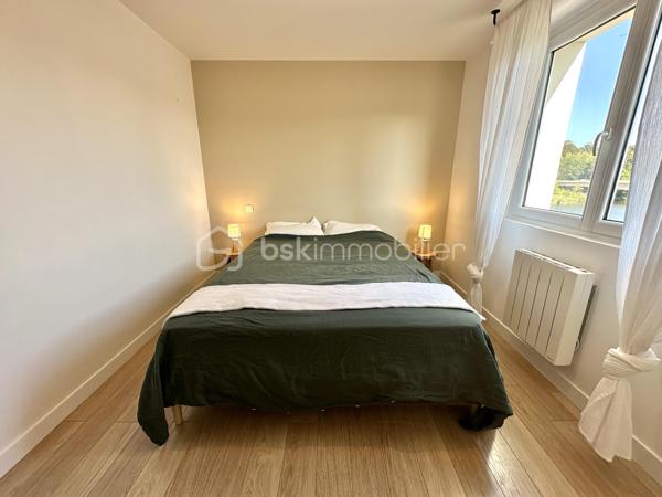 QUIMPER – QUARTIER CAP HORN – VUE DÉGAGÉE SUR L’ODET ET LE CHEMIN DU HALAGE – APPARTEMENT T3 DE 83 M², ANCIEN T4 – RÉNOVÉ – GRANDE PIÈCE DE VIE LUMINEUSE – 2 CHAMBRES – CUISINE INDÉPENDANTE ÉQUIPÉE – GARAGE AVEC ÉLECTRICITÉ – CAVE – STATIONNEMENT PRIVATIF SÉCURISÉ.

**** Vue dégagée sur l’Odet – rénové – garage, cave et stationnement sécurisé. ****

Gino DUPUY vous propose, dans le quartier du Cap Horn à Quimper, cet appartement T3 de 83 m², anciennement configuré en T4, situé au troisième étage d’une résidence sans ascenseur.

Entièrement rénové au fil des années, il offre une grande pièce de vie lumineuse bénéficiant d’une vue dégagée sur l’Odet et les promenades du chemin du halage, deux chambres, un wc indépendant, une salle de bain, une cuisine indépendante aménagée et équipée ainsi que de nombreux rangements.

L’appartement est complété par une cave en sous-sol, un garage individuel disposant de l’électricité et un accès au parking privatif et sécurisé de la résidence, équipé de bornes de recharge pour véhicules électriques.

L’appartement se compose de la manière suivante :

Une entrée avec placards intégrés.
Un grand salon-séjour lumineux offrant une vue dégagée sur l’Odet et le chemin du halage.
Une cuisine indépendante aménagée et équipée : four, micro-ondes intégré, plaque à induction, hotte, lave-vaisselle, réfrigérateur et emplacement pour lave-linge.
Un couloir disposant de placards/dressing coté nuit 
Deux chambres.
Une grande salle de bains avec baignoire et meuble vasque.
Un WC indépendant.

Concernant les annexes et le stationnement :

Un garage individuel avec électricité et porte coulissante.
Une cave privative en sous-sol.
Un parking commun privatif et sécurisé réservé aux résidents.
Des bornes de recharge pour véhicules électriques présentes sur le parking.

Informations complémentaires :

Appartement rénové et traversant.
Ancienne configuration T4, aujourd’hui aménagée en grand T3, (possibilité de re-cloisonnement pour chambre supplémentaire)
Menuiseries PVC double vitrage.
Volets roulants électriques.
Radiateurs électriques à inertie.
Production d’eau chaude par ballon électrique.
Troisième étage sans ascenseur.
Fibre optique
VMC individuelle
Résidence sécurisée.
Garage de plus de 18m² (désencombré virtuellement sur photo)
Cave environ 6m² (désencombré virtuellement sur photo)
Quartier Cap Horn, à proximité immédiate de l’Odet, du chemin du halage, des commerces et des commodités.
Plan croquis en fin d'annonce

Un appartement spacieux, rénové et lumineux, réunissant une belle pièce de vie, de nombreux rangements et des annexes particulièrement recherchées sur Quimper.

- - - Visite uniquement sur rendez-vous - - -

Contact Exclusif BSK : Gino DUPUY

VENTE IMMOBILIÈRE – QUIMPER & ALENTOURS
Échangeons sur votre projet, sans engagement, pour définir la meilleure stratégie de vente.

APPORTEURS D’AFFAIRES
Vous connaissez quelqu’un qui souhaite vendre ou acheter ?
Un simple message suffit pour initier un contact, je m’occupe du reste. Rémunération attractive.

COLLABORATION INTERCABINET
Discutons volontiers d’un partage de mandat ou d’un acheteur en recherche.

Honoraires charge vendeur : aucun frais d’agence supplémentaire pour vous.
Le prix affiché est votre prix final hors frais de notaire.