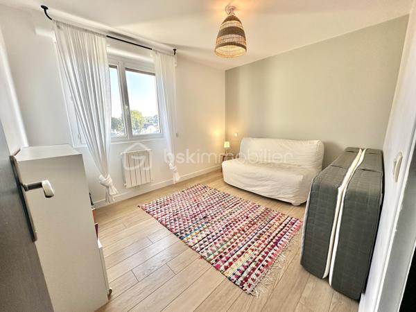 QUIMPER – QUARTIER CAP HORN – VUE DÉGAGÉE SUR L’ODET ET LE CHEMIN DU HALAGE – APPARTEMENT T3 DE 83 M², ANCIEN T4 – RÉNOVÉ – GRANDE PIÈCE DE VIE LUMINEUSE – 2 CHAMBRES – CUISINE INDÉPENDANTE ÉQUIPÉE – GARAGE AVEC ÉLECTRICITÉ – CAVE – STATIONNEMENT PRIVATIF SÉCURISÉ.

**** Vue dégagée sur l’Odet – rénové – garage, cave et stationnement sécurisé. ****

Gino DUPUY vous propose, dans le quartier du Cap Horn à Quimper, cet appartement T3 de 83 m², anciennement configuré en T4, situé au troisième étage d’une résidence sans ascenseur.

Entièrement rénové au fil des années, il offre une grande pièce de vie lumineuse bénéficiant d’une vue dégagée sur l’Odet et les promenades du chemin du halage, deux chambres, un wc indépendant, une salle de bain, une cuisine indépendante aménagée et équipée ainsi que de nombreux rangements.

L’appartement est complété par une cave en sous-sol, un garage individuel disposant de l’électricité et un accès au parking privatif et sécurisé de la résidence, équipé de bornes de recharge pour véhicules électriques.

L’appartement se compose de la manière suivante :

Une entrée avec placards intégrés.
Un grand salon-séjour lumineux offrant une vue dégagée sur l’Odet et le chemin du halage.
Une cuisine indépendante aménagée et équipée : four, micro-ondes intégré, plaque à induction, hotte, lave-vaisselle, réfrigérateur et emplacement pour lave-linge.
Un couloir disposant de placards/dressing coté nuit 
Deux chambres.
Une grande salle de bains avec baignoire et meuble vasque.
Un WC indépendant.

Concernant les annexes et le stationnement :

Un garage individuel avec électricité et porte coulissante.
Une cave privative en sous-sol.
Un parking commun privatif et sécurisé réservé aux résidents.
Des bornes de recharge pour véhicules électriques présentes sur le parking.

Informations complémentaires :

Appartement rénové et traversant.
Ancienne configuration T4, aujourd’hui aménagée en grand T3, (possibilité de re-cloisonnement pour chambre supplémentaire)
Menuiseries PVC double vitrage.
Volets roulants électriques.
Radiateurs électriques à inertie.
Production d’eau chaude par ballon électrique.
Troisième étage sans ascenseur.
Fibre optique
VMC individuelle
Résidence sécurisée.
Garage de plus de 18m² (désencombré virtuellement sur photo)
Cave environ 6m² (désencombré virtuellement sur photo)
Quartier Cap Horn, à proximité immédiate de l’Odet, du chemin du halage, des commerces et des commodités.
Plan croquis en fin d'annonce

Un appartement spacieux, rénové et lumineux, réunissant une belle pièce de vie, de nombreux rangements et des annexes particulièrement recherchées sur Quimper.

- - - Visite uniquement sur rendez-vous - - -

Contact Exclusif BSK : Gino DUPUY

VENTE IMMOBILIÈRE – QUIMPER & ALENTOURS
Échangeons sur votre projet, sans engagement, pour définir la meilleure stratégie de vente.

APPORTEURS D’AFFAIRES
Vous connaissez quelqu’un qui souhaite vendre ou acheter ?
Un simple message suffit pour initier un contact, je m’occupe du reste. Rémunération attractive.

COLLABORATION INTERCABINET
Discutons volontiers d’un partage de mandat ou d’un acheteur en recherche.

Honoraires charge vendeur : aucun frais d’agence supplémentaire pour vous.
Le prix affiché est votre prix final hors frais de notaire.