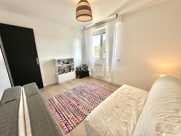 QUIMPER – QUARTIER CAP HORN – VUE DÉGAGÉE SUR L’ODET ET LE CHEMIN DU HALAGE – APPARTEMENT T3 DE 83 M², ANCIEN T4 – RÉNOVÉ – GRANDE PIÈCE DE VIE LUMINEUSE – 2 CHAMBRES – CUISINE INDÉPENDANTE ÉQUIPÉE – GARAGE AVEC ÉLECTRICITÉ – CAVE – STATIONNEMENT PRIVATIF SÉCURISÉ.

**** Vue dégagée sur l’Odet – rénové – garage, cave et stationnement sécurisé. ****

Gino DUPUY vous propose, dans le quartier du Cap Horn à Quimper, cet appartement T3 de 83 m², anciennement configuré en T4, situé au troisième étage d’une résidence sans ascenseur.

Entièrement rénové au fil des années, il offre une grande pièce de vie lumineuse bénéficiant d’une vue dégagée sur l’Odet et les promenades du chemin du halage, deux chambres, un wc indépendant, une salle de bain, une cuisine indépendante aménagée et équipée ainsi que de nombreux rangements.

L’appartement est complété par une cave en sous-sol, un garage individuel disposant de l’électricité et un accès au parking privatif et sécurisé de la résidence, équipé de bornes de recharge pour véhicules électriques.

L’appartement se compose de la manière suivante :

Une entrée avec placards intégrés.
Un grand salon-séjour lumineux offrant une vue dégagée sur l’Odet et le chemin du halage.
Une cuisine indépendante aménagée et équipée : four, micro-ondes intégré, plaque à induction, hotte, lave-vaisselle, réfrigérateur et emplacement pour lave-linge.
Un couloir disposant de placards/dressing coté nuit 
Deux chambres.
Une grande salle de bains avec baignoire et meuble vasque.
Un WC indépendant.

Concernant les annexes et le stationnement :

Un garage individuel avec électricité et porte coulissante.
Une cave privative en sous-sol.
Un parking commun privatif et sécurisé réservé aux résidents.
Des bornes de recharge pour véhicules électriques présentes sur le parking.

Informations complémentaires :

Appartement rénové et traversant.
Ancienne configuration T4, aujourd’hui aménagée en grand T3, (possibilité de re-cloisonnement pour chambre supplémentaire)
Menuiseries PVC double vitrage.
Volets roulants électriques.
Radiateurs électriques à inertie.
Production d’eau chaude par ballon électrique.
Troisième étage sans ascenseur.
Fibre optique
VMC individuelle
Résidence sécurisée.
Garage de plus de 18m² (désencombré virtuellement sur photo)
Cave environ 6m² (désencombré virtuellement sur photo)
Quartier Cap Horn, à proximité immédiate de l’Odet, du chemin du halage, des commerces et des commodités.
Plan croquis en fin d'annonce

Un appartement spacieux, rénové et lumineux, réunissant une belle pièce de vie, de nombreux rangements et des annexes particulièrement recherchées sur Quimper.

- - - Visite uniquement sur rendez-vous - - -

Contact Exclusif BSK : Gino DUPUY

VENTE IMMOBILIÈRE – QUIMPER & ALENTOURS
Échangeons sur votre projet, sans engagement, pour définir la meilleure stratégie de vente.

APPORTEURS D’AFFAIRES
Vous connaissez quelqu’un qui souhaite vendre ou acheter ?
Un simple message suffit pour initier un contact, je m’occupe du reste. Rémunération attractive.

COLLABORATION INTERCABINET
Discutons volontiers d’un partage de mandat ou d’un acheteur en recherche.

Honoraires charge vendeur : aucun frais d’agence supplémentaire pour vous.
Le prix affiché est votre prix final hors frais de notaire.