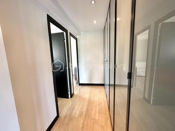 QUIMPER – QUARTIER CAP HORN – VUE DÉGAGÉE SUR L’ODET ET LE CHEMIN DU HALAGE – APPARTEMENT T3 DE 83 M², ANCIEN T4 – RÉNOVÉ – GRANDE PIÈCE DE VIE LUMINEUSE – 2 CHAMBRES – CUISINE INDÉPENDANTE ÉQUIPÉE – GARAGE AVEC ÉLECTRICITÉ – CAVE – STATIONNEMENT PRIVATIF SÉCURISÉ.

**** Vue dégagée sur l’Odet – rénové – garage, cave et stationnement sécurisé. ****

Gino DUPUY vous propose, dans le quartier du Cap Horn à Quimper, cet appartement T3 de 83 m², anciennement configuré en T4, situé au troisième étage d’une résidence sans ascenseur.

Entièrement rénové au fil des années, il offre une grande pièce de vie lumineuse bénéficiant d’une vue dégagée sur l’Odet et les promenades du chemin du halage, deux chambres, un wc indépendant, une salle de bain, une cuisine indépendante aménagée et équipée ainsi que de nombreux rangements.

L’appartement est complété par une cave en sous-sol, un garage individuel disposant de l’électricité et un accès au parking privatif et sécurisé de la résidence, équipé de bornes de recharge pour véhicules électriques.

L’appartement se compose de la manière suivante :

Une entrée avec placards intégrés.
Un grand salon-séjour lumineux offrant une vue dégagée sur l’Odet et le chemin du halage.
Une cuisine indépendante aménagée et équipée : four, micro-ondes intégré, plaque à induction, hotte, lave-vaisselle, réfrigérateur et emplacement pour lave-linge.
Un couloir disposant de placards/dressing coté nuit 
Deux chambres.
Une grande salle de bains avec baignoire et meuble vasque.
Un WC indépendant.

Concernant les annexes et le stationnement :

Un garage individuel avec électricité et porte coulissante.
Une cave privative en sous-sol.
Un parking commun privatif et sécurisé réservé aux résidents.
Des bornes de recharge pour véhicules électriques présentes sur le parking.

Informations complémentaires :

Appartement rénové et traversant.
Ancienne configuration T4, aujourd’hui aménagée en grand T3, (possibilité de re-cloisonnement pour chambre supplémentaire)
Menuiseries PVC double vitrage.
Volets roulants électriques.
Radiateurs électriques à inertie.
Production d’eau chaude par ballon électrique.
Troisième étage sans ascenseur.
Fibre optique
VMC individuelle
Résidence sécurisée.
Garage de plus de 18m² (désencombré virtuellement sur photo)
Cave environ 6m² (désencombré virtuellement sur photo)
Quartier Cap Horn, à proximité immédiate de l’Odet, du chemin du halage, des commerces et des commodités.
Plan croquis en fin d'annonce

Un appartement spacieux, rénové et lumineux, réunissant une belle pièce de vie, de nombreux rangements et des annexes particulièrement recherchées sur Quimper.

- - - Visite uniquement sur rendez-vous - - -

Contact Exclusif BSK : Gino DUPUY

VENTE IMMOBILIÈRE – QUIMPER & ALENTOURS
Échangeons sur votre projet, sans engagement, pour définir la meilleure stratégie de vente.

APPORTEURS D’AFFAIRES
Vous connaissez quelqu’un qui souhaite vendre ou acheter ?
Un simple message suffit pour initier un contact, je m’occupe du reste. Rémunération attractive.

COLLABORATION INTERCABINET
Discutons volontiers d’un partage de mandat ou d’un acheteur en recherche.

Honoraires charge vendeur : aucun frais d’agence supplémentaire pour vous.
Le prix affiché est votre prix final hors frais de notaire.