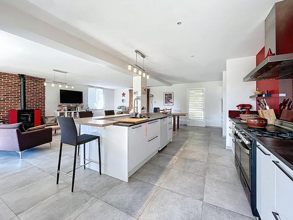 MAISON DE 186 M² SUR 2118 M² DE TERRAIN CONSTRUCTIBLE DANS UN ENVIRONNEMENT CALME