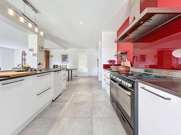 MAISON DE 186 M² SUR 2118 M² DE TERRAIN CONSTRUCTIBLE DANS UN ENVIRONNEMENT CALME