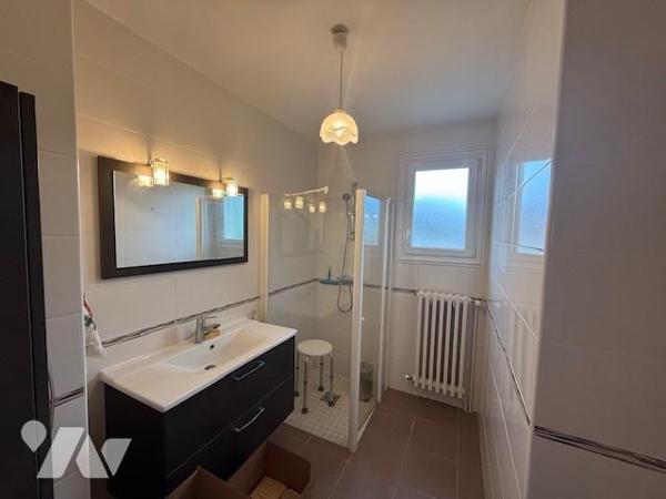 BERNAY PROCHE ECOLES ET INFRASTRUCTURES SPORTIVES PAVILLON SUR SOUS-SOL