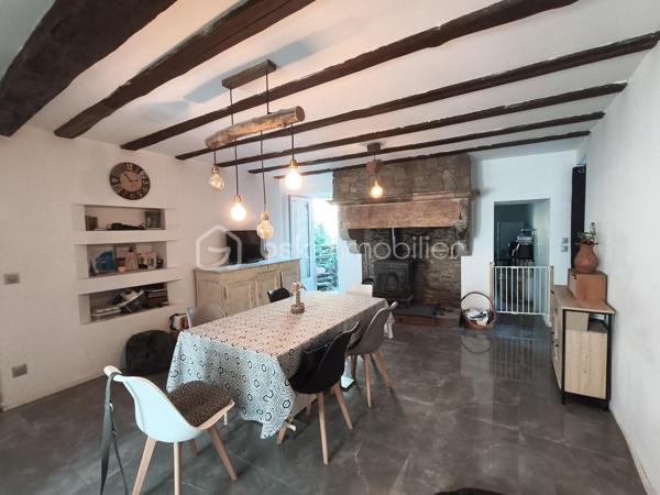 ✨ EXCLUSIVITÉ – ET SI ELLE CACHAIT BIEN SON JEU ? ✨

SAINT-PONS-DE-THOMIÈRES – MAISON DE VILLAGE 105 m² – 3 CHAMBRES – JARDIN – GARAGE

De l’extérieur, elle reste discrète… mais une fois la porte franchie, cette maison réserve de jolies surprises. ❤️
Nichée au calme dans les ruelles de Saint-Pons-de-Thomières, elle développe environ 105 m² et se découvre au fil de ses différents demi-niveaux.
Quelques marches et vous arrivez dans un espace de vie chaleureux : salon de 21,60 m² et salle à manger de 11,23 m², avec un poêle à bois qui donne immédiatement le ton. 🔥
Dans la continuité, la cuisine équipée de 12,60 m² vous réserve l'un des vrais atouts de cette maison : un accès direct au jardin. 🌿
Un extérieur agréable, avec une jolie vue, sans vis-à-vis d'un côté et avec un voisinage très discret de l'autre. Un petit coin tranquille que l'on ne soupçonne pas forcément en arrivant…
On poursuit la visite en montant quelques marches : une salle de bain rénovée de 5,95 m² avec douche à l'italienne et un WC indépendant de 1,94 m².
Encore quelques marches et l'on découvre l'espace nuit avec trois chambres de 15,60 m², 18 m² et 13 m². Deux sont en enfilade et la dernière dévoile tout son charme avec ses belles poutres apparentes. Un dressing de 6,70 m² complète l'ensemble.
La maison a bénéficié d'une rénovation importante : électricité et plomberie refaites, isolation, double vitrage oscillo-battant, fibre et tout-à-l'égout.

Et parce qu'un extérieur est déjà appréciable en cœur de ville, elle cache encore un autre atout : un garage d'environ 40 m², adapté à une petite voiture et offrant également un bel espace de stockage. 🚗

💛 Une maison atypique, chaleureuse et pleine de petits détails que les photos ne raconteront pas tous…

Le mieux ? Venir la découvrir. 😉
📞 Contactez-moi pour organiser une visite.
