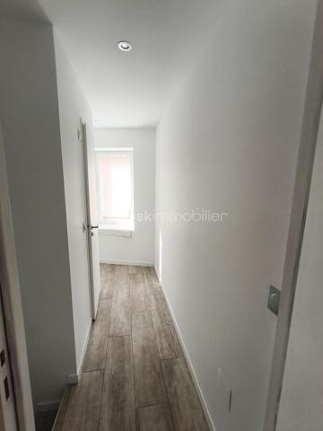 ✨ EXCLUSIVITÉ – ET SI ELLE CACHAIT BIEN SON JEU ? ✨

SAINT-PONS-DE-THOMIÈRES – MAISON DE VILLAGE 105 m² – 3 CHAMBRES – JARDIN – GARAGE

De l’extérieur, elle reste discrète… mais une fois la porte franchie, cette maison réserve de jolies surprises. ❤️
Nichée au calme dans les ruelles de Saint-Pons-de-Thomières, elle développe environ 105 m² et se découvre au fil de ses différents demi-niveaux.
Quelques marches et vous arrivez dans un espace de vie chaleureux : salon de 21,60 m² et salle à manger de 11,23 m², avec un poêle à bois qui donne immédiatement le ton. 🔥
Dans la continuité, la cuisine équipée de 12,60 m² vous réserve l'un des vrais atouts de cette maison : un accès direct au jardin. 🌿
Un extérieur agréable, avec une jolie vue, sans vis-à-vis d'un côté et avec un voisinage très discret de l'autre. Un petit coin tranquille que l'on ne soupçonne pas forcément en arrivant…
On poursuit la visite en montant quelques marches : une salle de bain rénovée de 5,95 m² avec douche à l'italienne et un WC indépendant de 1,94 m².
Encore quelques marches et l'on découvre l'espace nuit avec trois chambres de 15,60 m², 18 m² et 13 m². Deux sont en enfilade et la dernière dévoile tout son charme avec ses belles poutres apparentes. Un dressing de 6,70 m² complète l'ensemble.
La maison a bénéficié d'une rénovation importante : électricité et plomberie refaites, isolation, double vitrage oscillo-battant, fibre et tout-à-l'égout.

Et parce qu'un extérieur est déjà appréciable en cœur de ville, elle cache encore un autre atout : un garage d'environ 40 m², adapté à une petite voiture et offrant également un bel espace de stockage. 🚗

💛 Une maison atypique, chaleureuse et pleine de petits détails que les photos ne raconteront pas tous…

Le mieux ? Venir la découvrir. 😉
📞 Contactez-moi pour organiser une visite.