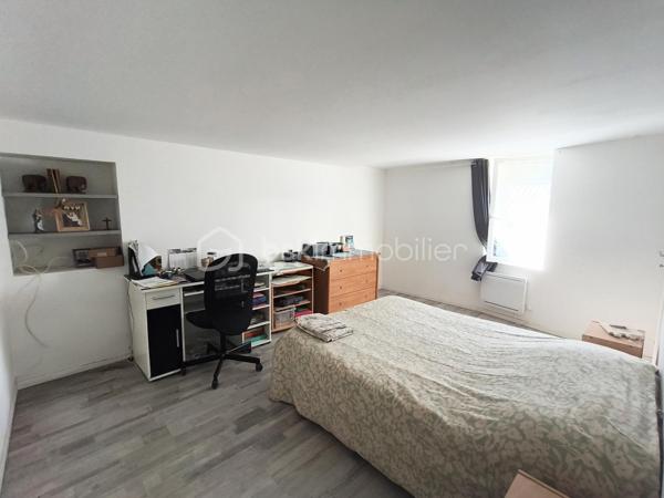 ✨ EXCLUSIVITÉ – ET SI ELLE CACHAIT BIEN SON JEU ? ✨

SAINT-PONS-DE-THOMIÈRES – MAISON DE VILLAGE 105 m² – 3 CHAMBRES – JARDIN – GARAGE

De l’extérieur, elle reste discrète… mais une fois la porte franchie, cette maison réserve de jolies surprises. ❤️
Nichée au calme dans les ruelles de Saint-Pons-de-Thomières, elle développe environ 105 m² et se découvre au fil de ses différents demi-niveaux.
Quelques marches et vous arrivez dans un espace de vie chaleureux : salon de 21,60 m² et salle à manger de 11,23 m², avec un poêle à bois qui donne immédiatement le ton. 🔥
Dans la continuité, la cuisine équipée de 12,60 m² vous réserve l'un des vrais atouts de cette maison : un accès direct au jardin. 🌿
Un extérieur agréable, avec une jolie vue, sans vis-à-vis d'un côté et avec un voisinage très discret de l'autre. Un petit coin tranquille que l'on ne soupçonne pas forcément en arrivant…
On poursuit la visite en montant quelques marches : une salle de bain rénovée de 5,95 m² avec douche à l'italienne et un WC indépendant de 1,94 m².
Encore quelques marches et l'on découvre l'espace nuit avec trois chambres de 15,60 m², 18 m² et 13 m². Deux sont en enfilade et la dernière dévoile tout son charme avec ses belles poutres apparentes. Un dressing de 6,70 m² complète l'ensemble.
La maison a bénéficié d'une rénovation importante : électricité et plomberie refaites, isolation, double vitrage oscillo-battant, fibre et tout-à-l'égout.

Et parce qu'un extérieur est déjà appréciable en cœur de ville, elle cache encore un autre atout : un garage d'environ 40 m², adapté à une petite voiture et offrant également un bel espace de stockage. 🚗

💛 Une maison atypique, chaleureuse et pleine de petits détails que les photos ne raconteront pas tous…

Le mieux ? Venir la découvrir. 😉
📞 Contactez-moi pour organiser une visite.