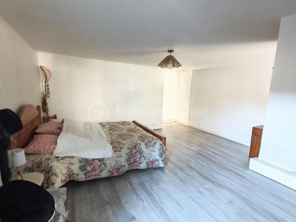 ✨ EXCLUSIVITÉ – ET SI ELLE CACHAIT BIEN SON JEU ? ✨

SAINT-PONS-DE-THOMIÈRES – MAISON DE VILLAGE 105 m² – 3 CHAMBRES – JARDIN – GARAGE

De l’extérieur, elle reste discrète… mais une fois la porte franchie, cette maison réserve de jolies surprises. ❤️
Nichée au calme dans les ruelles de Saint-Pons-de-Thomières, elle développe environ 105 m² et se découvre au fil de ses différents demi-niveaux.
Quelques marches et vous arrivez dans un espace de vie chaleureux : salon de 21,60 m² et salle à manger de 11,23 m², avec un poêle à bois qui donne immédiatement le ton. 🔥
Dans la continuité, la cuisine équipée de 12,60 m² vous réserve l'un des vrais atouts de cette maison : un accès direct au jardin. 🌿
Un extérieur agréable, avec une jolie vue, sans vis-à-vis d'un côté et avec un voisinage très discret de l'autre. Un petit coin tranquille que l'on ne soupçonne pas forcément en arrivant…
On poursuit la visite en montant quelques marches : une salle de bain rénovée de 5,95 m² avec douche à l'italienne et un WC indépendant de 1,94 m².
Encore quelques marches et l'on découvre l'espace nuit avec trois chambres de 15,60 m², 18 m² et 13 m². Deux sont en enfilade et la dernière dévoile tout son charme avec ses belles poutres apparentes. Un dressing de 6,70 m² complète l'ensemble.
La maison a bénéficié d'une rénovation importante : électricité et plomberie refaites, isolation, double vitrage oscillo-battant, fibre et tout-à-l'égout.

Et parce qu'un extérieur est déjà appréciable en cœur de ville, elle cache encore un autre atout : un garage d'environ 40 m², adapté à une petite voiture et offrant également un bel espace de stockage. 🚗

💛 Une maison atypique, chaleureuse et pleine de petits détails que les photos ne raconteront pas tous…

Le mieux ? Venir la découvrir. 😉
📞 Contactez-moi pour organiser une visite.