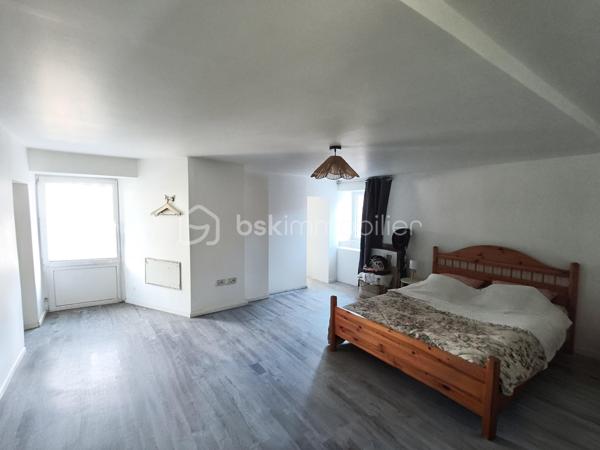 ✨ EXCLUSIVITÉ – ET SI ELLE CACHAIT BIEN SON JEU ? ✨

SAINT-PONS-DE-THOMIÈRES – MAISON DE VILLAGE 105 m² – 3 CHAMBRES – JARDIN – GARAGE

De l’extérieur, elle reste discrète… mais une fois la porte franchie, cette maison réserve de jolies surprises. ❤️
Nichée au calme dans les ruelles de Saint-Pons-de-Thomières, elle développe environ 105 m² et se découvre au fil de ses différents demi-niveaux.
Quelques marches et vous arrivez dans un espace de vie chaleureux : salon de 21,60 m² et salle à manger de 11,23 m², avec un poêle à bois qui donne immédiatement le ton. 🔥
Dans la continuité, la cuisine équipée de 12,60 m² vous réserve l'un des vrais atouts de cette maison : un accès direct au jardin. 🌿
Un extérieur agréable, avec une jolie vue, sans vis-à-vis d'un côté et avec un voisinage très discret de l'autre. Un petit coin tranquille que l'on ne soupçonne pas forcément en arrivant…
On poursuit la visite en montant quelques marches : une salle de bain rénovée de 5,95 m² avec douche à l'italienne et un WC indépendant de 1,94 m².
Encore quelques marches et l'on découvre l'espace nuit avec trois chambres de 15,60 m², 18 m² et 13 m². Deux sont en enfilade et la dernière dévoile tout son charme avec ses belles poutres apparentes. Un dressing de 6,70 m² complète l'ensemble.
La maison a bénéficié d'une rénovation importante : électricité et plomberie refaites, isolation, double vitrage oscillo-battant, fibre et tout-à-l'égout.

Et parce qu'un extérieur est déjà appréciable en cœur de ville, elle cache encore un autre atout : un garage d'environ 40 m², adapté à une petite voiture et offrant également un bel espace de stockage. 🚗

💛 Une maison atypique, chaleureuse et pleine de petits détails que les photos ne raconteront pas tous…

Le mieux ? Venir la découvrir. 😉
📞 Contactez-moi pour organiser une visite.