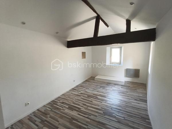 ✨ EXCLUSIVITÉ – ET SI ELLE CACHAIT BIEN SON JEU ? ✨

SAINT-PONS-DE-THOMIÈRES – MAISON DE VILLAGE 105 m² – 3 CHAMBRES – JARDIN – GARAGE

De l’extérieur, elle reste discrète… mais une fois la porte franchie, cette maison réserve de jolies surprises. ❤️
Nichée au calme dans les ruelles de Saint-Pons-de-Thomières, elle développe environ 105 m² et se découvre au fil de ses différents demi-niveaux.
Quelques marches et vous arrivez dans un espace de vie chaleureux : salon de 21,60 m² et salle à manger de 11,23 m², avec un poêle à bois qui donne immédiatement le ton. 🔥
Dans la continuité, la cuisine équipée de 12,60 m² vous réserve l'un des vrais atouts de cette maison : un accès direct au jardin. 🌿
Un extérieur agréable, avec une jolie vue, sans vis-à-vis d'un côté et avec un voisinage très discret de l'autre. Un petit coin tranquille que l'on ne soupçonne pas forcément en arrivant…
On poursuit la visite en montant quelques marches : une salle de bain rénovée de 5,95 m² avec douche à l'italienne et un WC indépendant de 1,94 m².
Encore quelques marches et l'on découvre l'espace nuit avec trois chambres de 15,60 m², 18 m² et 13 m². Deux sont en enfilade et la dernière dévoile tout son charme avec ses belles poutres apparentes. Un dressing de 6,70 m² complète l'ensemble.
La maison a bénéficié d'une rénovation importante : électricité et plomberie refaites, isolation, double vitrage oscillo-battant, fibre et tout-à-l'égout.

Et parce qu'un extérieur est déjà appréciable en cœur de ville, elle cache encore un autre atout : un garage d'environ 40 m², adapté à une petite voiture et offrant également un bel espace de stockage. 🚗

💛 Une maison atypique, chaleureuse et pleine de petits détails que les photos ne raconteront pas tous…

Le mieux ? Venir la découvrir. 😉
📞 Contactez-moi pour organiser une visite.