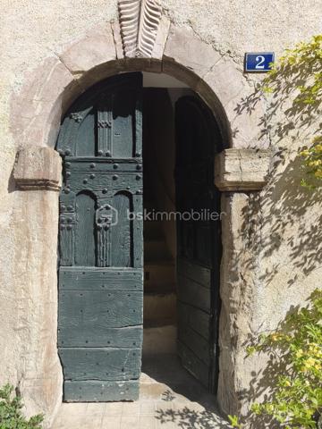 ✨ EXCLUSIVITÉ – ET SI ELLE CACHAIT BIEN SON JEU ? ✨

SAINT-PONS-DE-THOMIÈRES – MAISON DE VILLAGE 105 m² – 3 CHAMBRES – JARDIN – GARAGE

De l’extérieur, elle reste discrète… mais une fois la porte franchie, cette maison réserve de jolies surprises. ❤️
Nichée au calme dans les ruelles de Saint-Pons-de-Thomières, elle développe environ 105 m² et se découvre au fil de ses différents demi-niveaux.
Quelques marches et vous arrivez dans un espace de vie chaleureux : salon de 21,60 m² et salle à manger de 11,23 m², avec un poêle à bois qui donne immédiatement le ton. 🔥
Dans la continuité, la cuisine équipée de 12,60 m² vous réserve l'un des vrais atouts de cette maison : un accès direct au jardin. 🌿
Un extérieur agréable, avec une jolie vue, sans vis-à-vis d'un côté et avec un voisinage très discret de l'autre. Un petit coin tranquille que l'on ne soupçonne pas forcément en arrivant…
On poursuit la visite en montant quelques marches : une salle de bain rénovée de 5,95 m² avec douche à l'italienne et un WC indépendant de 1,94 m².
Encore quelques marches et l'on découvre l'espace nuit avec trois chambres de 15,60 m², 18 m² et 13 m². Deux sont en enfilade et la dernière dévoile tout son charme avec ses belles poutres apparentes. Un dressing de 6,70 m² complète l'ensemble.
La maison a bénéficié d'une rénovation importante : électricité et plomberie refaites, isolation, double vitrage oscillo-battant, fibre et tout-à-l'égout.

Et parce qu'un extérieur est déjà appréciable en cœur de ville, elle cache encore un autre atout : un garage d'environ 40 m², adapté à une petite voiture et offrant également un bel espace de stockage. 🚗

💛 Une maison atypique, chaleureuse et pleine de petits détails que les photos ne raconteront pas tous…

Le mieux ? Venir la découvrir. 😉
📞 Contactez-moi pour organiser une visite.