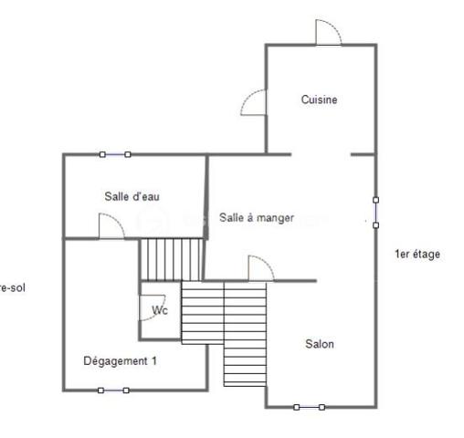 ✨ EXCLUSIVITÉ – ET SI ELLE CACHAIT BIEN SON JEU ? ✨

SAINT-PONS-DE-THOMIÈRES – MAISON DE VILLAGE 105 m² – 3 CHAMBRES – JARDIN – GARAGE

De l’extérieur, elle reste discrète… mais une fois la porte franchie, cette maison réserve de jolies surprises. ❤️
Nichée au calme dans les ruelles de Saint-Pons-de-Thomières, elle développe environ 105 m² et se découvre au fil de ses différents demi-niveaux.
Quelques marches et vous arrivez dans un espace de vie chaleureux : salon de 21,60 m² et salle à manger de 11,23 m², avec un poêle à bois qui donne immédiatement le ton. 🔥
Dans la continuité, la cuisine équipée de 12,60 m² vous réserve l'un des vrais atouts de cette maison : un accès direct au jardin. 🌿
Un extérieur agréable, avec une jolie vue, sans vis-à-vis d'un côté et avec un voisinage très discret de l'autre. Un petit coin tranquille que l'on ne soupçonne pas forcément en arrivant…
On poursuit la visite en montant quelques marches : une salle de bain rénovée de 5,95 m² avec douche à l'italienne et un WC indépendant de 1,94 m².
Encore quelques marches et l'on découvre l'espace nuit avec trois chambres de 15,60 m², 18 m² et 13 m². Deux sont en enfilade et la dernière dévoile tout son charme avec ses belles poutres apparentes. Un dressing de 6,70 m² complète l'ensemble.
La maison a bénéficié d'une rénovation importante : électricité et plomberie refaites, isolation, double vitrage oscillo-battant, fibre et tout-à-l'égout.

Et parce qu'un extérieur est déjà appréciable en cœur de ville, elle cache encore un autre atout : un garage d'environ 40 m², adapté à une petite voiture et offrant également un bel espace de stockage. 🚗

💛 Une maison atypique, chaleureuse et pleine de petits détails que les photos ne raconteront pas tous…

Le mieux ? Venir la découvrir. 😉
📞 Contactez-moi pour organiser une visite.