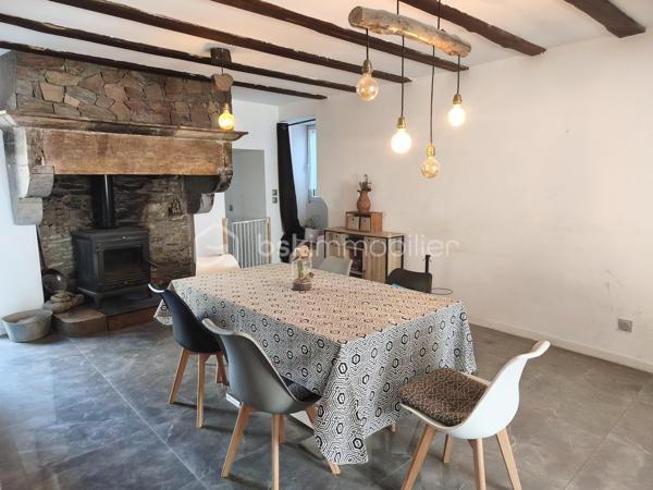 ✨ EXCLUSIVITÉ – ET SI ELLE CACHAIT BIEN SON JEU ? ✨

SAINT-PONS-DE-THOMIÈRES – MAISON DE VILLAGE 105 m² – 3 CHAMBRES – JARDIN – GARAGE

De l’extérieur, elle reste discrète… mais une fois la porte franchie, cette maison réserve de jolies surprises. ❤️
Nichée au calme dans les ruelles de Saint-Pons-de-Thomières, elle développe environ 105 m² et se découvre au fil de ses différents demi-niveaux.
Quelques marches et vous arrivez dans un espace de vie chaleureux : salon de 21,60 m² et salle à manger de 11,23 m², avec un poêle à bois qui donne immédiatement le ton. 🔥
Dans la continuité, la cuisine équipée de 12,60 m² vous réserve l'un des vrais atouts de cette maison : un accès direct au jardin. 🌿
Un extérieur agréable, avec une jolie vue, sans vis-à-vis d'un côté et avec un voisinage très discret de l'autre. Un petit coin tranquille que l'on ne soupçonne pas forcément en arrivant…
On poursuit la visite en montant quelques marches : une salle de bain rénovée de 5,95 m² avec douche à l'italienne et un WC indépendant de 1,94 m².
Encore quelques marches et l'on découvre l'espace nuit avec trois chambres de 15,60 m², 18 m² et 13 m². Deux sont en enfilade et la dernière dévoile tout son charme avec ses belles poutres apparentes. Un dressing de 6,70 m² complète l'ensemble.
La maison a bénéficié d'une rénovation importante : électricité et plomberie refaites, isolation, double vitrage oscillo-battant, fibre et tout-à-l'égout.

Et parce qu'un extérieur est déjà appréciable en cœur de ville, elle cache encore un autre atout : un garage d'environ 40 m², adapté à une petite voiture et offrant également un bel espace de stockage. 🚗

💛 Une maison atypique, chaleureuse et pleine de petits détails que les photos ne raconteront pas tous…

Le mieux ? Venir la découvrir. 😉
📞 Contactez-moi pour organiser une visite.