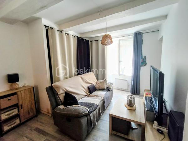 ✨ EXCLUSIVITÉ – ET SI ELLE CACHAIT BIEN SON JEU ? ✨

SAINT-PONS-DE-THOMIÈRES – MAISON DE VILLAGE 105 m² – 3 CHAMBRES – JARDIN – GARAGE

De l’extérieur, elle reste discrète… mais une fois la porte franchie, cette maison réserve de jolies surprises. ❤️
Nichée au calme dans les ruelles de Saint-Pons-de-Thomières, elle développe environ 105 m² et se découvre au fil de ses différents demi-niveaux.
Quelques marches et vous arrivez dans un espace de vie chaleureux : salon de 21,60 m² et salle à manger de 11,23 m², avec un poêle à bois qui donne immédiatement le ton. 🔥
Dans la continuité, la cuisine équipée de 12,60 m² vous réserve l'un des vrais atouts de cette maison : un accès direct au jardin. 🌿
Un extérieur agréable, avec une jolie vue, sans vis-à-vis d'un côté et avec un voisinage très discret de l'autre. Un petit coin tranquille que l'on ne soupçonne pas forcément en arrivant…
On poursuit la visite en montant quelques marches : une salle de bain rénovée de 5,95 m² avec douche à l'italienne et un WC indépendant de 1,94 m².
Encore quelques marches et l'on découvre l'espace nuit avec trois chambres de 15,60 m², 18 m² et 13 m². Deux sont en enfilade et la dernière dévoile tout son charme avec ses belles poutres apparentes. Un dressing de 6,70 m² complète l'ensemble.
La maison a bénéficié d'une rénovation importante : électricité et plomberie refaites, isolation, double vitrage oscillo-battant, fibre et tout-à-l'égout.

Et parce qu'un extérieur est déjà appréciable en cœur de ville, elle cache encore un autre atout : un garage d'environ 40 m², adapté à une petite voiture et offrant également un bel espace de stockage. 🚗

💛 Une maison atypique, chaleureuse et pleine de petits détails que les photos ne raconteront pas tous…

Le mieux ? Venir la découvrir. 😉
📞 Contactez-moi pour organiser une visite.