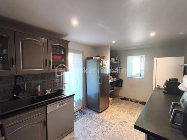 ✨ EXCLUSIVITÉ – ET SI ELLE CACHAIT BIEN SON JEU ? ✨

SAINT-PONS-DE-THOMIÈRES – MAISON DE VILLAGE 105 m² – 3 CHAMBRES – JARDIN – GARAGE

De l’extérieur, elle reste discrète… mais une fois la porte franchie, cette maison réserve de jolies surprises. ❤️
Nichée au calme dans les ruelles de Saint-Pons-de-Thomières, elle développe environ 105 m² et se découvre au fil de ses différents demi-niveaux.
Quelques marches et vous arrivez dans un espace de vie chaleureux : salon de 21,60 m² et salle à manger de 11,23 m², avec un poêle à bois qui donne immédiatement le ton. 🔥
Dans la continuité, la cuisine équipée de 12,60 m² vous réserve l'un des vrais atouts de cette maison : un accès direct au jardin. 🌿
Un extérieur agréable, avec une jolie vue, sans vis-à-vis d'un côté et avec un voisinage très discret de l'autre. Un petit coin tranquille que l'on ne soupçonne pas forcément en arrivant…
On poursuit la visite en montant quelques marches : une salle de bain rénovée de 5,95 m² avec douche à l'italienne et un WC indépendant de 1,94 m².
Encore quelques marches et l'on découvre l'espace nuit avec trois chambres de 15,60 m², 18 m² et 13 m². Deux sont en enfilade et la dernière dévoile tout son charme avec ses belles poutres apparentes. Un dressing de 6,70 m² complète l'ensemble.
La maison a bénéficié d'une rénovation importante : électricité et plomberie refaites, isolation, double vitrage oscillo-battant, fibre et tout-à-l'égout.

Et parce qu'un extérieur est déjà appréciable en cœur de ville, elle cache encore un autre atout : un garage d'environ 40 m², adapté à une petite voiture et offrant également un bel espace de stockage. 🚗

💛 Une maison atypique, chaleureuse et pleine de petits détails que les photos ne raconteront pas tous…

Le mieux ? Venir la découvrir. 😉
📞 Contactez-moi pour organiser une visite.