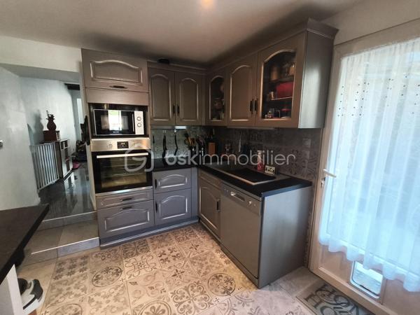 ✨ EXCLUSIVITÉ – ET SI ELLE CACHAIT BIEN SON JEU ? ✨

SAINT-PONS-DE-THOMIÈRES – MAISON DE VILLAGE 105 m² – 3 CHAMBRES – JARDIN – GARAGE

De l’extérieur, elle reste discrète… mais une fois la porte franchie, cette maison réserve de jolies surprises. ❤️
Nichée au calme dans les ruelles de Saint-Pons-de-Thomières, elle développe environ 105 m² et se découvre au fil de ses différents demi-niveaux.
Quelques marches et vous arrivez dans un espace de vie chaleureux : salon de 21,60 m² et salle à manger de 11,23 m², avec un poêle à bois qui donne immédiatement le ton. 🔥
Dans la continuité, la cuisine équipée de 12,60 m² vous réserve l'un des vrais atouts de cette maison : un accès direct au jardin. 🌿
Un extérieur agréable, avec une jolie vue, sans vis-à-vis d'un côté et avec un voisinage très discret de l'autre. Un petit coin tranquille que l'on ne soupçonne pas forcément en arrivant…
On poursuit la visite en montant quelques marches : une salle de bain rénovée de 5,95 m² avec douche à l'italienne et un WC indépendant de 1,94 m².
Encore quelques marches et l'on découvre l'espace nuit avec trois chambres de 15,60 m², 18 m² et 13 m². Deux sont en enfilade et la dernière dévoile tout son charme avec ses belles poutres apparentes. Un dressing de 6,70 m² complète l'ensemble.
La maison a bénéficié d'une rénovation importante : électricité et plomberie refaites, isolation, double vitrage oscillo-battant, fibre et tout-à-l'égout.

Et parce qu'un extérieur est déjà appréciable en cœur de ville, elle cache encore un autre atout : un garage d'environ 40 m², adapté à une petite voiture et offrant également un bel espace de stockage. 🚗

💛 Une maison atypique, chaleureuse et pleine de petits détails que les photos ne raconteront pas tous…

Le mieux ? Venir la découvrir. 😉
📞 Contactez-moi pour organiser une visite.