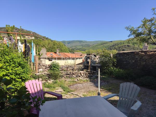 ✨ EXCLUSIVITÉ – ET SI ELLE CACHAIT BIEN SON JEU ? ✨

SAINT-PONS-DE-THOMIÈRES – MAISON DE VILLAGE 105 m² – 3 CHAMBRES – JARDIN – GARAGE

De l’extérieur, elle reste discrète… mais une fois la porte franchie, cette maison réserve de jolies surprises. ❤️
Nichée au calme dans les ruelles de Saint-Pons-de-Thomières, elle développe environ 105 m² et se découvre au fil de ses différents demi-niveaux.
Quelques marches et vous arrivez dans un espace de vie chaleureux : salon de 21,60 m² et salle à manger de 11,23 m², avec un poêle à bois qui donne immédiatement le ton. 🔥
Dans la continuité, la cuisine équipée de 12,60 m² vous réserve l'un des vrais atouts de cette maison : un accès direct au jardin. 🌿
Un extérieur agréable, avec une jolie vue, sans vis-à-vis d'un côté et avec un voisinage très discret de l'autre. Un petit coin tranquille que l'on ne soupçonne pas forcément en arrivant…
On poursuit la visite en montant quelques marches : une salle de bain rénovée de 5,95 m² avec douche à l'italienne et un WC indépendant de 1,94 m².
Encore quelques marches et l'on découvre l'espace nuit avec trois chambres de 15,60 m², 18 m² et 13 m². Deux sont en enfilade et la dernière dévoile tout son charme avec ses belles poutres apparentes. Un dressing de 6,70 m² complète l'ensemble.
La maison a bénéficié d'une rénovation importante : électricité et plomberie refaites, isolation, double vitrage oscillo-battant, fibre et tout-à-l'égout.

Et parce qu'un extérieur est déjà appréciable en cœur de ville, elle cache encore un autre atout : un garage d'environ 40 m², adapté à une petite voiture et offrant également un bel espace de stockage. 🚗

💛 Une maison atypique, chaleureuse et pleine de petits détails que les photos ne raconteront pas tous…

Le mieux ? Venir la découvrir. 😉
📞 Contactez-moi pour organiser une visite.