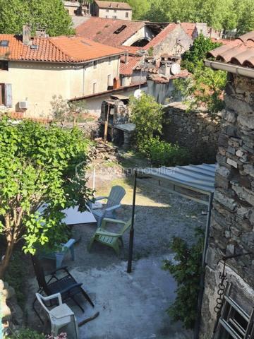 ✨ EXCLUSIVITÉ – ET SI ELLE CACHAIT BIEN SON JEU ? ✨

SAINT-PONS-DE-THOMIÈRES – MAISON DE VILLAGE 105 m² – 3 CHAMBRES – JARDIN – GARAGE

De l’extérieur, elle reste discrète… mais une fois la porte franchie, cette maison réserve de jolies surprises. ❤️
Nichée au calme dans les ruelles de Saint-Pons-de-Thomières, elle développe environ 105 m² et se découvre au fil de ses différents demi-niveaux.
Quelques marches et vous arrivez dans un espace de vie chaleureux : salon de 21,60 m² et salle à manger de 11,23 m², avec un poêle à bois qui donne immédiatement le ton. 🔥
Dans la continuité, la cuisine équipée de 12,60 m² vous réserve l'un des vrais atouts de cette maison : un accès direct au jardin. 🌿
Un extérieur agréable, avec une jolie vue, sans vis-à-vis d'un côté et avec un voisinage très discret de l'autre. Un petit coin tranquille que l'on ne soupçonne pas forcément en arrivant…
On poursuit la visite en montant quelques marches : une salle de bain rénovée de 5,95 m² avec douche à l'italienne et un WC indépendant de 1,94 m².
Encore quelques marches et l'on découvre l'espace nuit avec trois chambres de 15,60 m², 18 m² et 13 m². Deux sont en enfilade et la dernière dévoile tout son charme avec ses belles poutres apparentes. Un dressing de 6,70 m² complète l'ensemble.
La maison a bénéficié d'une rénovation importante : électricité et plomberie refaites, isolation, double vitrage oscillo-battant, fibre et tout-à-l'égout.

Et parce qu'un extérieur est déjà appréciable en cœur de ville, elle cache encore un autre atout : un garage d'environ 40 m², adapté à une petite voiture et offrant également un bel espace de stockage. 🚗

💛 Une maison atypique, chaleureuse et pleine de petits détails que les photos ne raconteront pas tous…

Le mieux ? Venir la découvrir. 😉
📞 Contactez-moi pour organiser une visite.