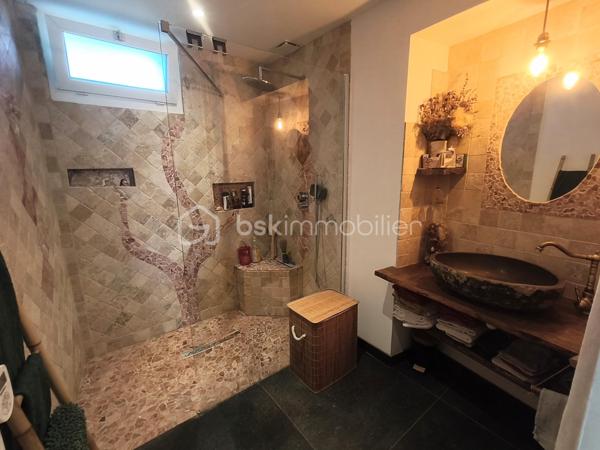 ✨ EXCLUSIVITÉ – ET SI ELLE CACHAIT BIEN SON JEU ? ✨

SAINT-PONS-DE-THOMIÈRES – MAISON DE VILLAGE 105 m² – 3 CHAMBRES – JARDIN – GARAGE

De l’extérieur, elle reste discrète… mais une fois la porte franchie, cette maison réserve de jolies surprises. ❤️
Nichée au calme dans les ruelles de Saint-Pons-de-Thomières, elle développe environ 105 m² et se découvre au fil de ses différents demi-niveaux.
Quelques marches et vous arrivez dans un espace de vie chaleureux : salon de 21,60 m² et salle à manger de 11,23 m², avec un poêle à bois qui donne immédiatement le ton. 🔥
Dans la continuité, la cuisine équipée de 12,60 m² vous réserve l'un des vrais atouts de cette maison : un accès direct au jardin. 🌿
Un extérieur agréable, avec une jolie vue, sans vis-à-vis d'un côté et avec un voisinage très discret de l'autre. Un petit coin tranquille que l'on ne soupçonne pas forcément en arrivant…
On poursuit la visite en montant quelques marches : une salle de bain rénovée de 5,95 m² avec douche à l'italienne et un WC indépendant de 1,94 m².
Encore quelques marches et l'on découvre l'espace nuit avec trois chambres de 15,60 m², 18 m² et 13 m². Deux sont en enfilade et la dernière dévoile tout son charme avec ses belles poutres apparentes. Un dressing de 6,70 m² complète l'ensemble.
La maison a bénéficié d'une rénovation importante : électricité et plomberie refaites, isolation, double vitrage oscillo-battant, fibre et tout-à-l'égout.

Et parce qu'un extérieur est déjà appréciable en cœur de ville, elle cache encore un autre atout : un garage d'environ 40 m², adapté à une petite voiture et offrant également un bel espace de stockage. 🚗

💛 Une maison atypique, chaleureuse et pleine de petits détails que les photos ne raconteront pas tous…

Le mieux ? Venir la découvrir. 😉
📞 Contactez-moi pour organiser une visite.