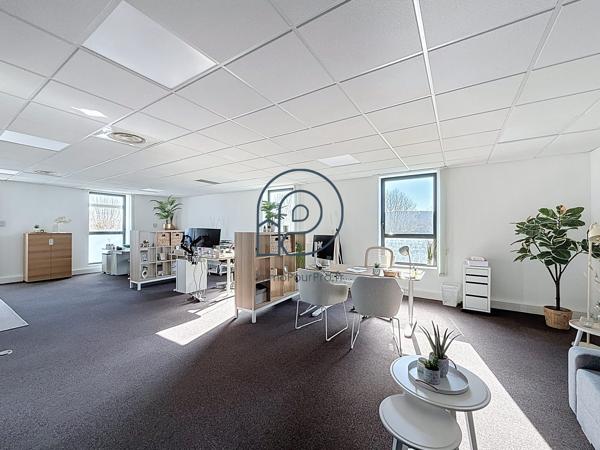 🏢 VILLENEUVE D’ASCQ – BUREAUX  230 M² DIVISIBLE AU DERNIER ÉTAGE | RARE SUR LE SECTEUR !
