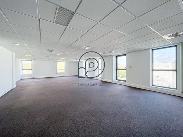 🏢 VILLENEUVE D’ASCQ – BUREAUX  230 M² DIVISIBLE AU DERNIER ÉTAGE | RARE SUR LE SECTEUR !