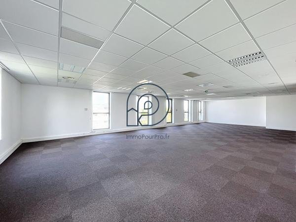 🏢 VILLENEUVE D’ASCQ – BUREAUX  230 M² DIVISIBLE AU DERNIER ÉTAGE | RARE SUR LE SECTEUR !