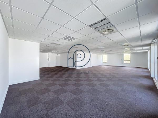 🏢 VILLENEUVE D’ASCQ – BUREAUX  230 M² DIVISIBLE AU DERNIER ÉTAGE | RARE SUR LE SECTEUR !