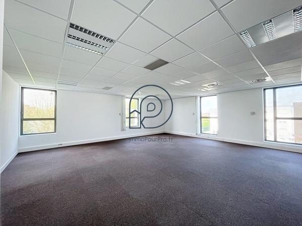 🏢 VILLENEUVE D’ASCQ – BUREAUX  230 M² DIVISIBLE AU DERNIER ÉTAGE | RARE SUR LE SECTEUR !