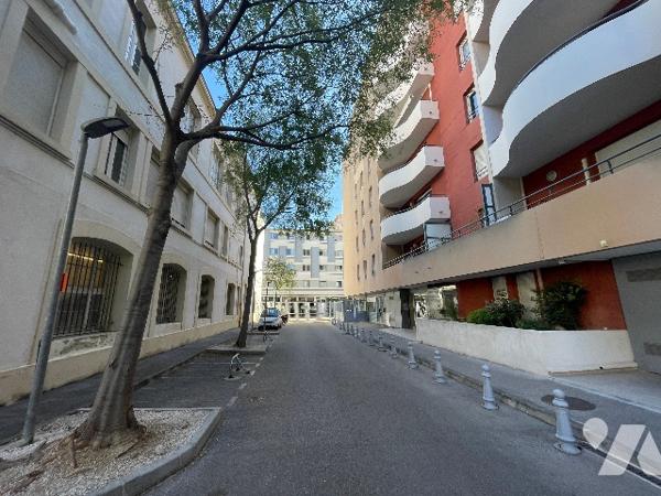 T3 Rue de CASSIS 13008 résidence au calme au  5° étage, surf 68m² avec terrasse 15m² et garage.