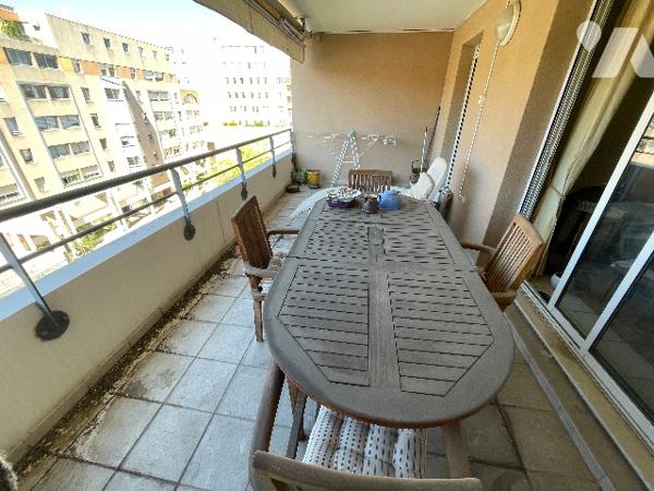 T3 Rue de CASSIS 13008 résidence au calme au  5° étage, surf 68m² avec terrasse 15m² et garage.