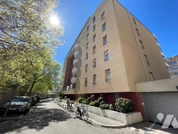 T3 Rue de CASSIS 13008 résidence au calme au  5° étage, surf 68m² avec terrasse 15m² et garage.