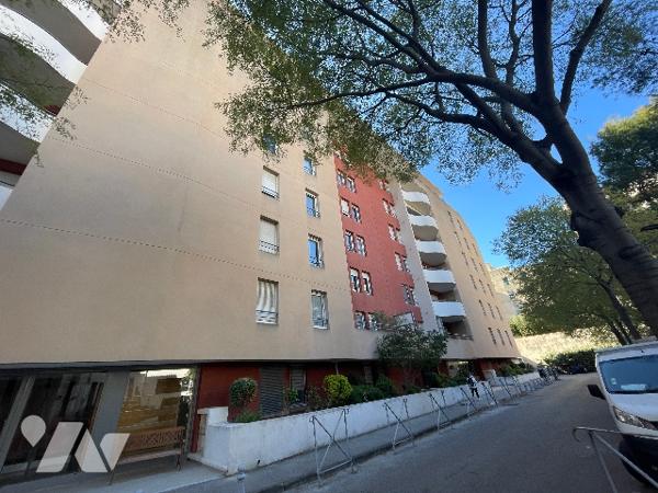 T3 Rue de CASSIS 13008 résidence au calme au  5° étage, surf 68m² avec terrasse 15m² et garage.