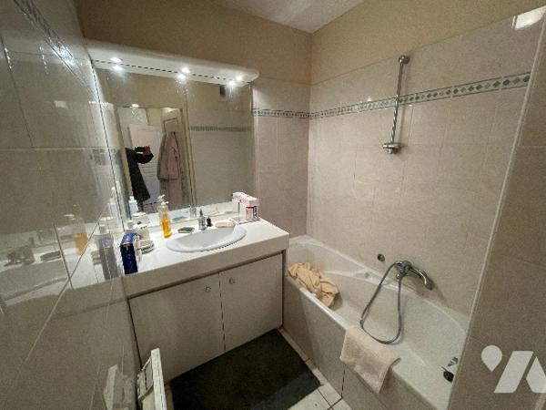 T3 Rue de CASSIS 13008 résidence au calme au  5° étage, surf 68m² avec terrasse 15m² et garage.