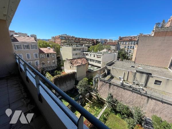 T3 Rue de CASSIS 13008 résidence au calme au  5° étage, surf 68m² avec terrasse 15m² et garage.