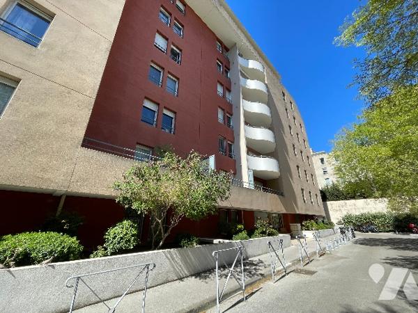 T3 Rue de CASSIS 13008 résidence au calme au  5° étage, surf 68m² avec terrasse 15m² et garage.