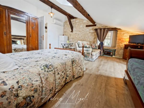 Propriété en pierre avec maison, gîte, 245m², 7 chambres, piscine, 300m² de dépendances, parc de 2,5 hectares