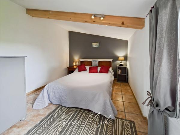 Propriété en pierre avec maison, gîte, 245m², 7 chambres, piscine, 300m² de dépendances, parc de 2,5 hectares