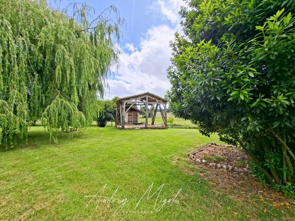 Propriété en pierre avec maison, gîte, 245m², 7 chambres, piscine, 300m² de dépendances, parc de 2,5 hectares