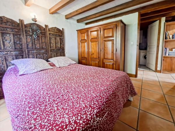 Propriété en pierre avec maison, gîte, 245m², 7 chambres, piscine, 300m² de dépendances, parc de 2,5 hectares