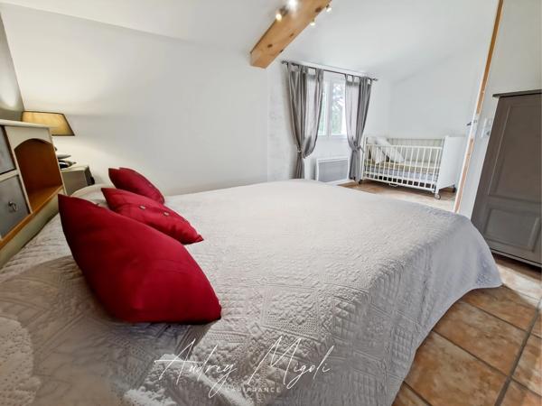 Propriété en pierre avec maison, gîte, 245m², 7 chambres, piscine, 300m² de dépendances, parc de 2,5 hectares