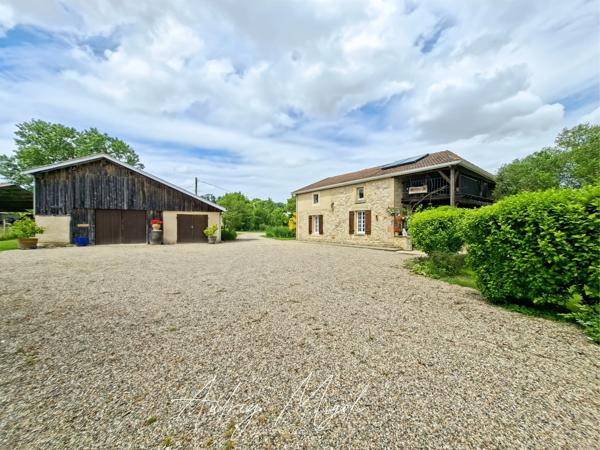 Propriété en pierre avec maison, gîte, 245m², 7 chambres, piscine, 300m² de dépendances, parc de 2,5 hectares