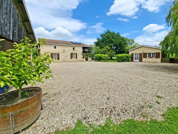 Propriété en pierre avec maison, gîte, 245m², 7 chambres, piscine, 300m² de dépendances, parc de 2,5 hectares