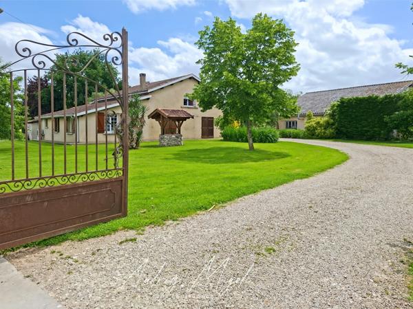 Propriété en pierre avec maison, gîte, 245m², 7 chambres, piscine, 300m² de dépendances, parc de 2,5 hectares