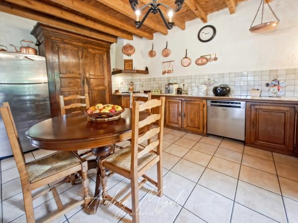 Propriété en pierre avec maison, gîte, 245m², 7 chambres, piscine, 300m² de dépendances, parc de 2,5 hectares